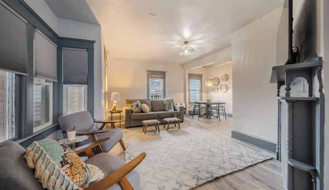 Executive Retreat: Furnished, Yard, Parking and Blocks From Downtown Appleton