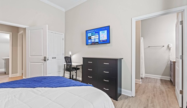 Executive Room C - Private Bath, Desk, Fast WiFi for Monthly Stays