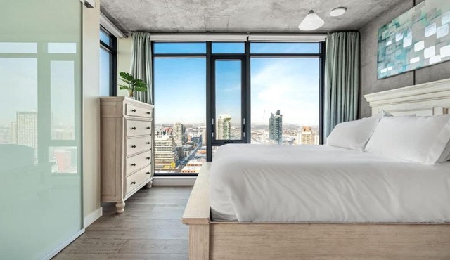 Executive Sky LUX - 2 BD 2BA Views Pool Patio & Gym