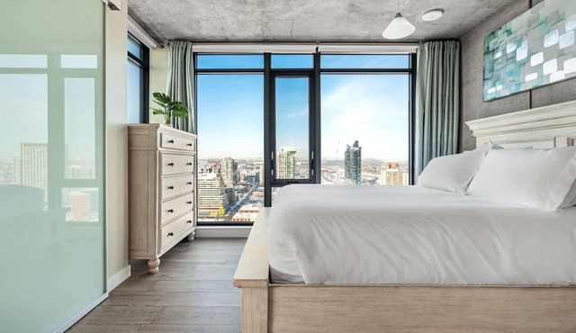 Executive Sky LUX - 2 BD 2BA, Views, Pool, Patio & Gym