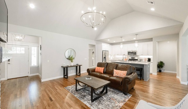 Executive Stay, Modern Farmhouse Perfect Location. Garage Parking.