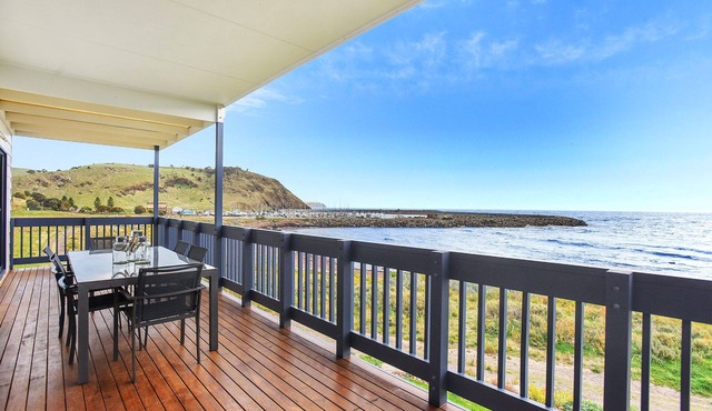 Executive style accommodation on the beach front at Wirrina Cove. Sit.