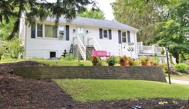 Executive Style Private Upper Apartment Walk to Village Amenites