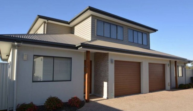 Executive Townhouse close to town centre