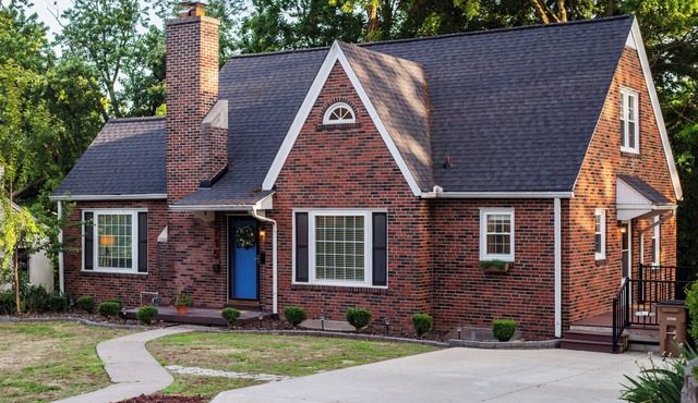 Executive Tudor Retreat Near Hospitals & SEMO
