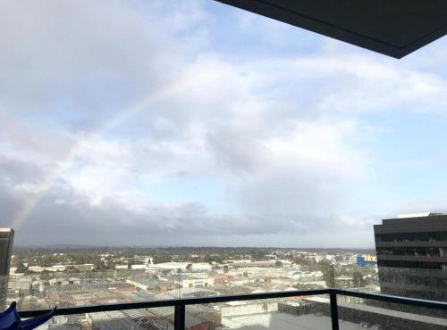 Executive Twin King Ensuites plus Double Sofa bed Apartment - M-city shopping center - Clayton, 3168 - Monash Uni & Hospitals - Dandenong ranges view - Fully equipped - Free Parking, Super Fast Wifi, Smart TV with Netflix, Complementary drinks & Amenities