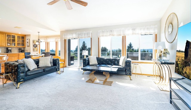 EXECUTIVE VILLA: SCENIC VIEWS FROM DECK!n