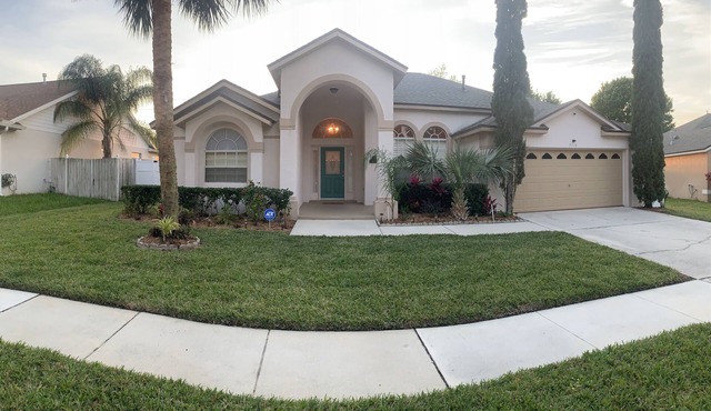 Executive Villa with south facing private pool & spa <10 miles to Disney/Golf