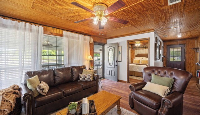 Executive Western Farm Cottage Retreat STARLINK WIFI Free Horse Trailer Parking