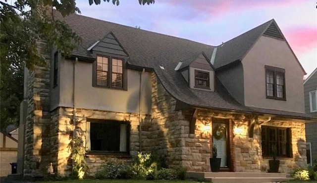 Executive World Cup Hub - 4BR Brookside Gem - 20m to Stadium - Fast Google Fiber