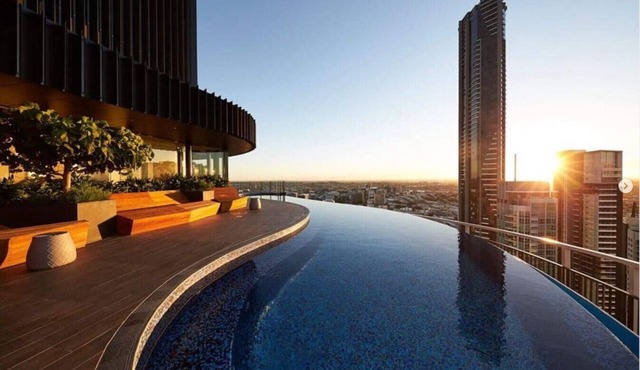 Executively Inspired - 2 Bed 2 Bath Apt on Queen St with Carpark Fast WiFi Rooftop Pool and Sleeps 5