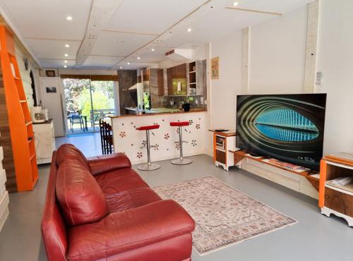 EXIGEHOME-maison totalement rénové avec terrasse et jardin
