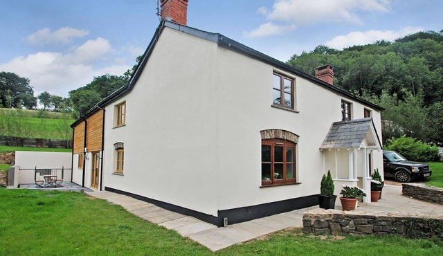 EXMOOR FARMHOUSE, pet friendly, with hot tub in Bampton, Devon