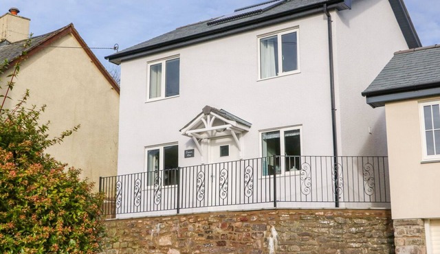 EXMOOR VIEW, pet friendly, character holiday cottage in North Molton