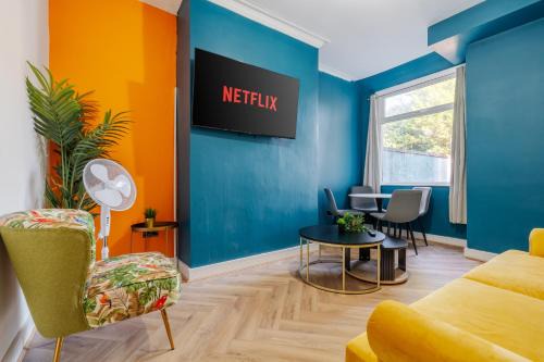 Exotic 4BD, Etihad, Coop Arena - TV in all Rooms and Outdoor Dining