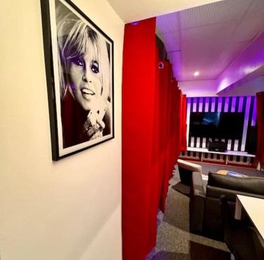 Expérience cinéma immersif dans appartement rénové près de Montmartre