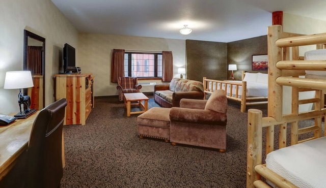 Expanded King Bunk Suite, Stoney Creek Sioux, Room For the Crew! Pool