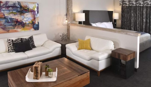 Expanded King Cosmo Suite, Stoney Creek, Balcony, Private Whirlpool!