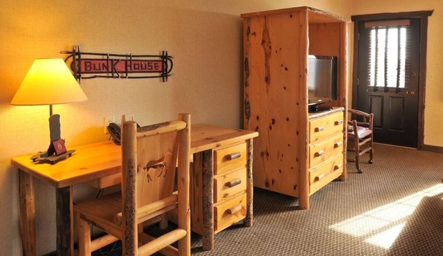 Expanded King with Whirlpool, Next to Mississippi River, Stoney Creek