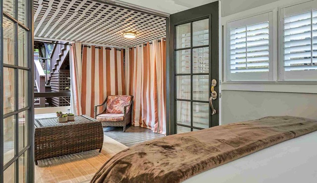 Expansive 2-Room King Suite, Walk to Downtown Calistoga