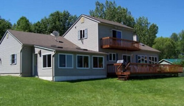 Expansive 3 BR 2 Bath Lakefront Home - Dog Friendly - Boat Lift Available