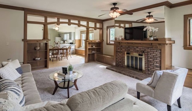 Expansive 3Bed 2Bath Apt in Heart of Des Moines