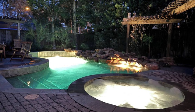 Expansive 4-Bedroom Luxury Getaway Featuring Pool and Hot Tub in North Houston.