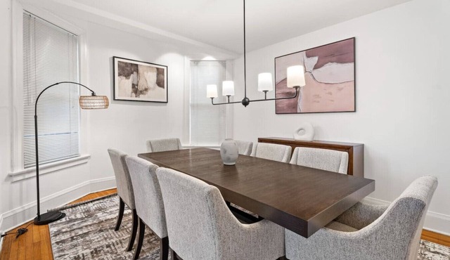 Expansive 4BD - Steps from downtown - Oak Park