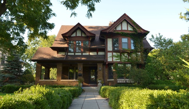 Expansive 6 bedroom 3.5 bath mansion on historic Summit Avenue