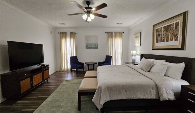 Expansive 7 BR Home Over 3,000 Sqft-Close to all Essentials.