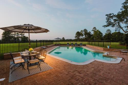 Expansive 85Acre Villa Pool Fire Pit