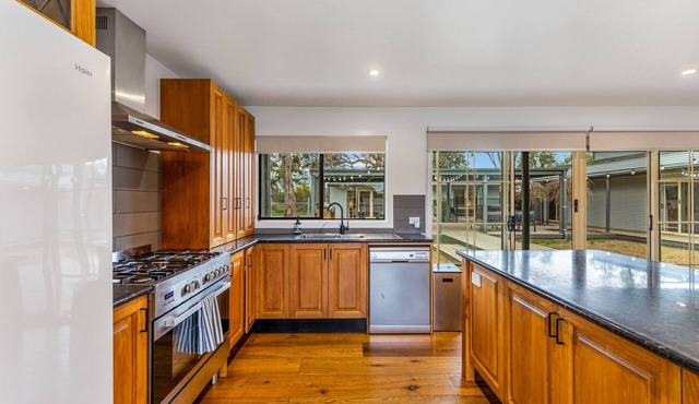 Expansive 6-Bedroom Getaway in Serene Countryside - an entertainer's paradise!