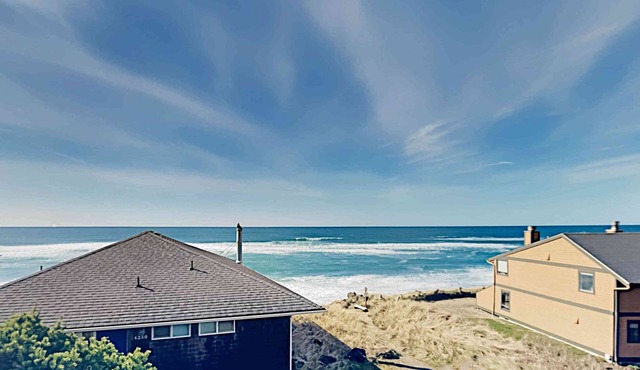 Expansive Beach Retreat 2 Decks and Balcony Corner Lot 50 to Ocean