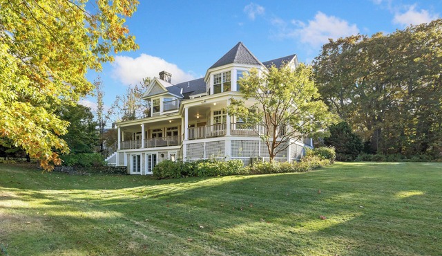 Expansive Coastal Family Retreat