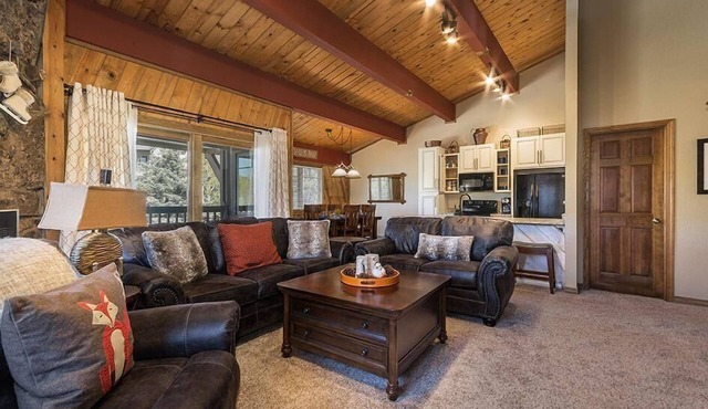 Expansive Condo! Walk to the Slopes! Winter Shuttle! Heated Pool & Hot Tub!