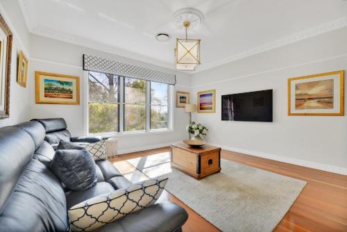 Expansive Cotswold Hills Retreat with Garden BBQ