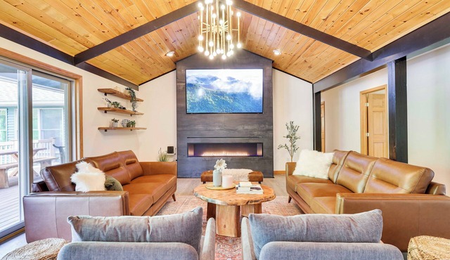 Expansive Evergreen Estate by Lake Wallenpaupack-12BD 7BA- 2 Pools- Sauna& Spa