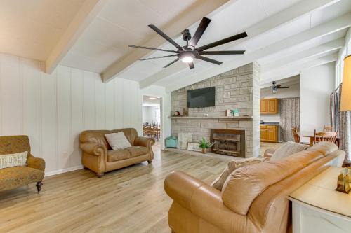Expansive Family Home: 6 Mi to Dtwn Florence!