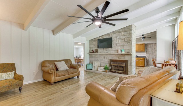 Expansive Family Home: 6 Mi to Dtwn Florence!