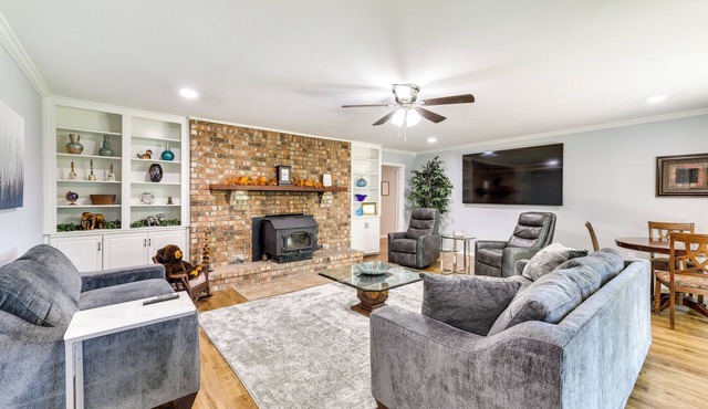 Expansive Fayetteville Retreat: 11 Mi to U of A!