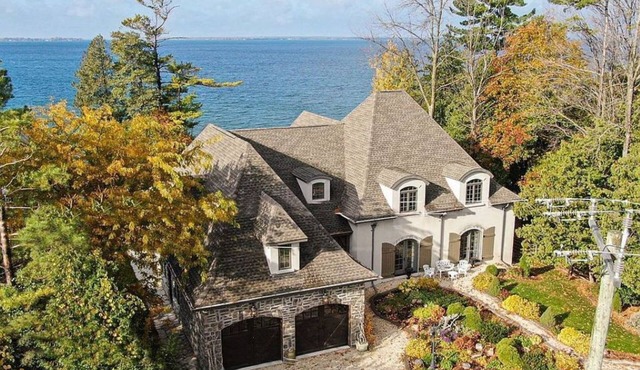 Expansive Four Season 3BR Lakefront Retreat Home