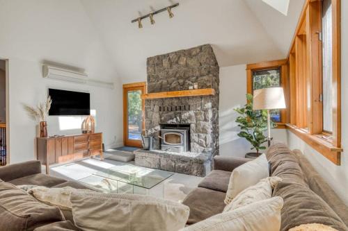 Expansive golf-view getaway with private hot tub pool fast WiFi & game room