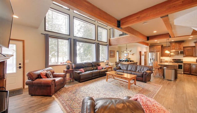 Expansive Group Lake House w/Private Hot Tub!