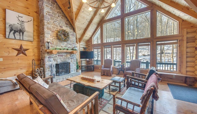 Expansive Group Getaway: 11 Mi to Lancaster!