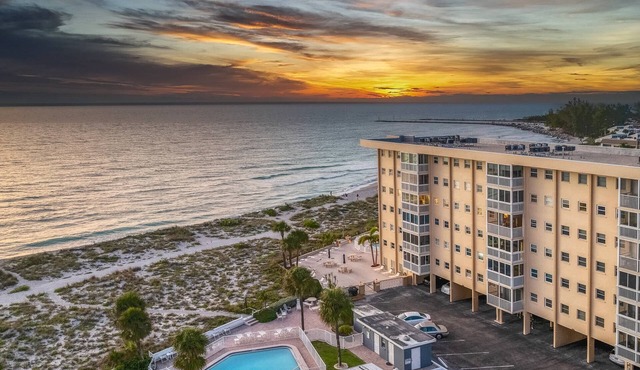 Expansive Gulf Views from Balcony | San Marco on Venice with Private Beach | Heated Pool | King Bed