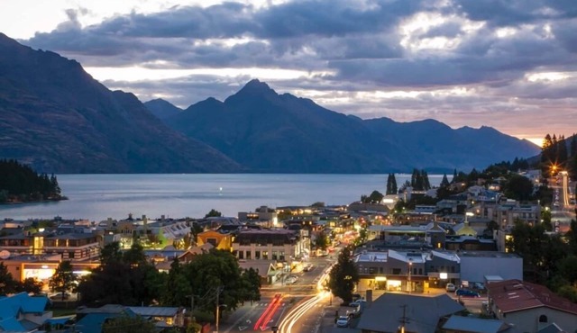 Expansive home in the Heart of Queenstown with Stunning Views.