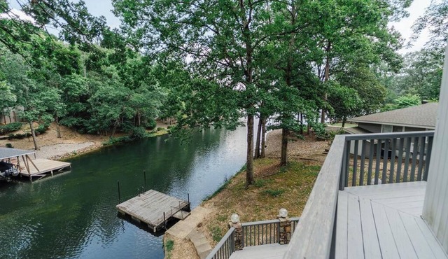 Expansive Lakeside Living: 6BR, Fishing Paradise