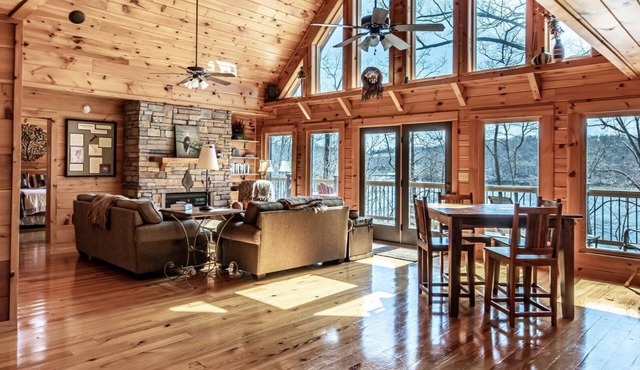 Expansive Lake Front Log Cabin/Easy Walk to Private!
