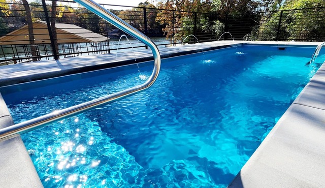 Expansive Lakefront Home on Lake Hamilton 3 mi to Oaklawn-HOTTUB Pool, Firepit!
