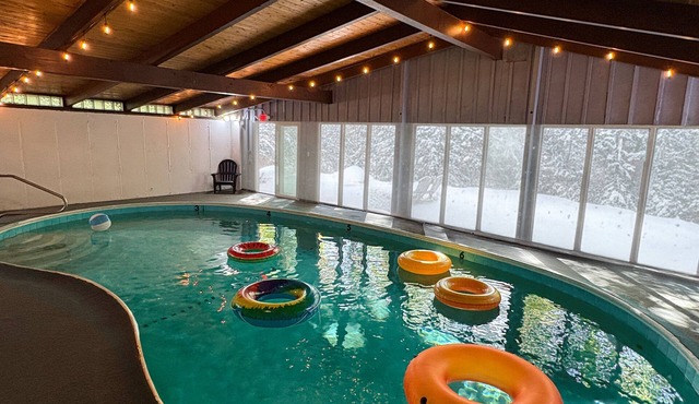 Expansive lodge| 9 Br | Indoor Pool | Sauna | Game Room | 3 Bath